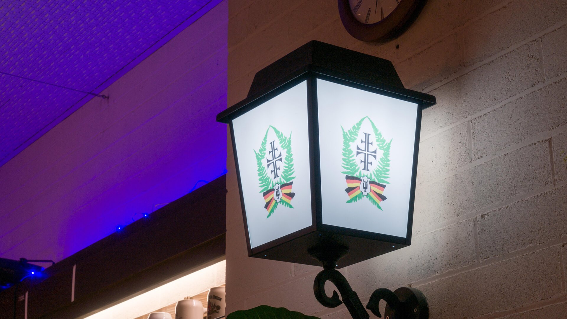 The club lantern with the Club Tivoli crest