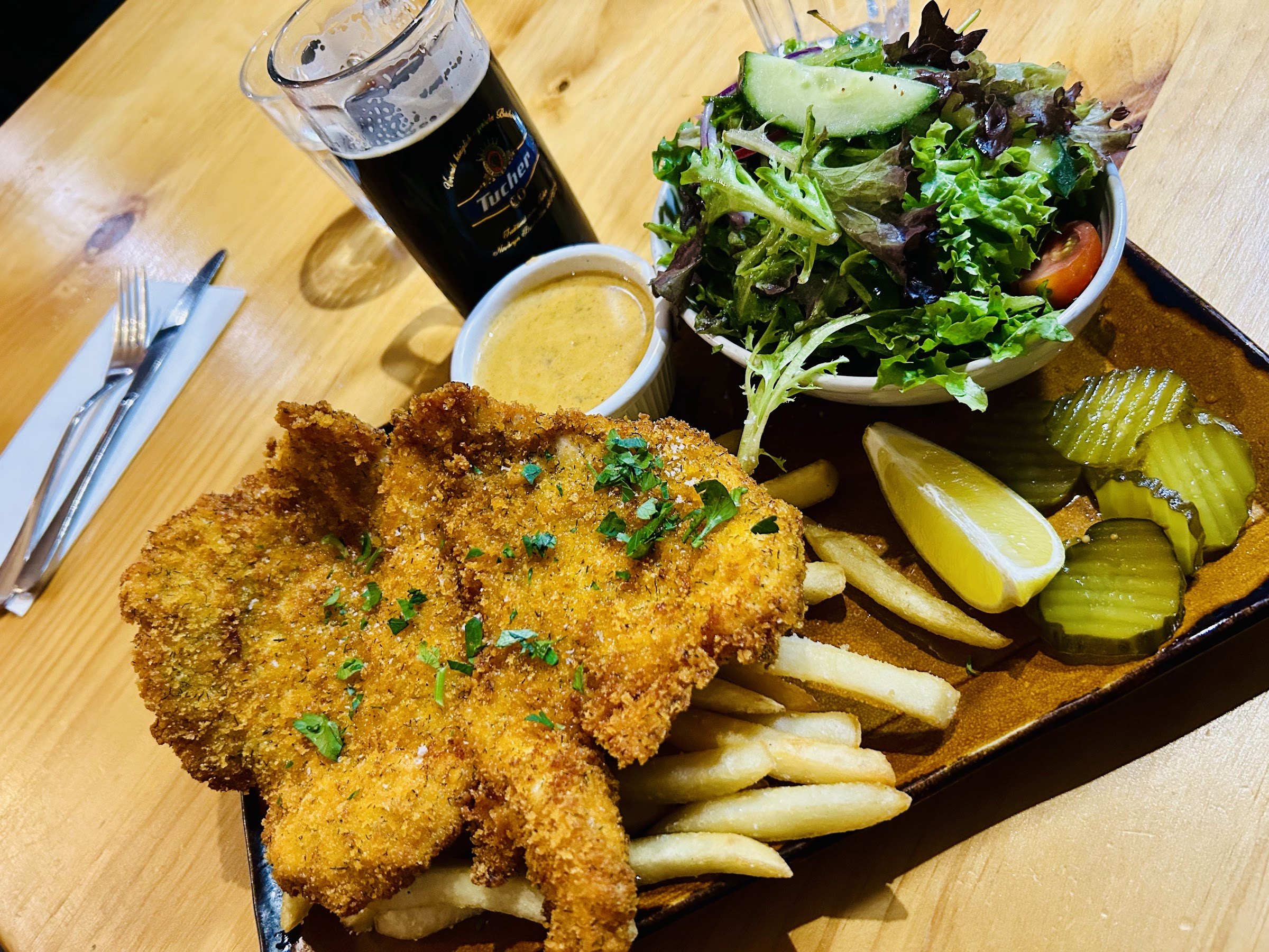 Schnitzel with chips, salad and pickles